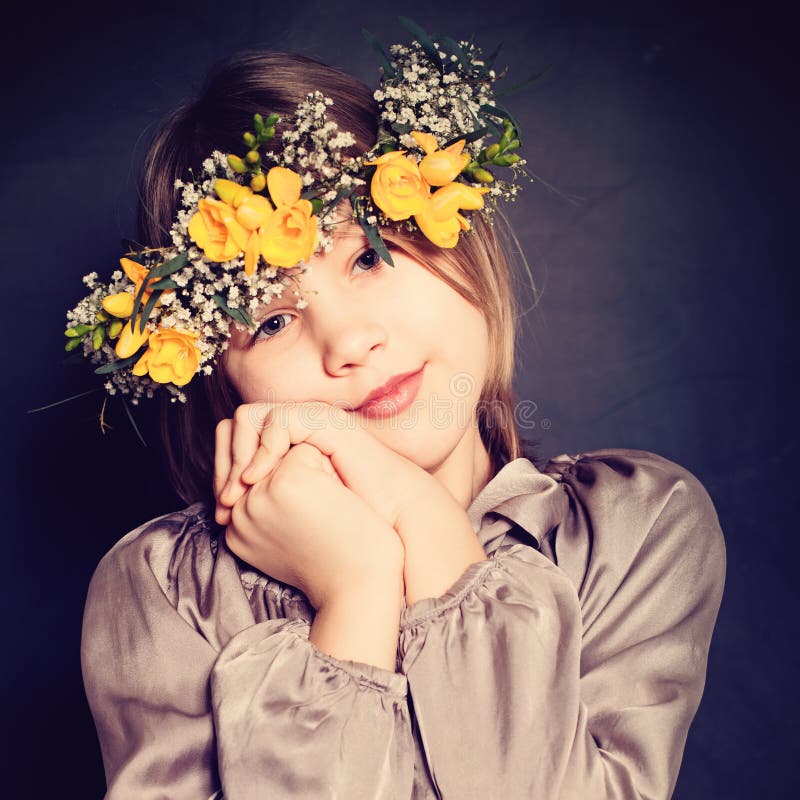 Niña con las flores amarillas Niño lindo imágenes de archivo libres de regalías Niña con las flores amarillas Niño lindo imágenes de archivo libres de regalías