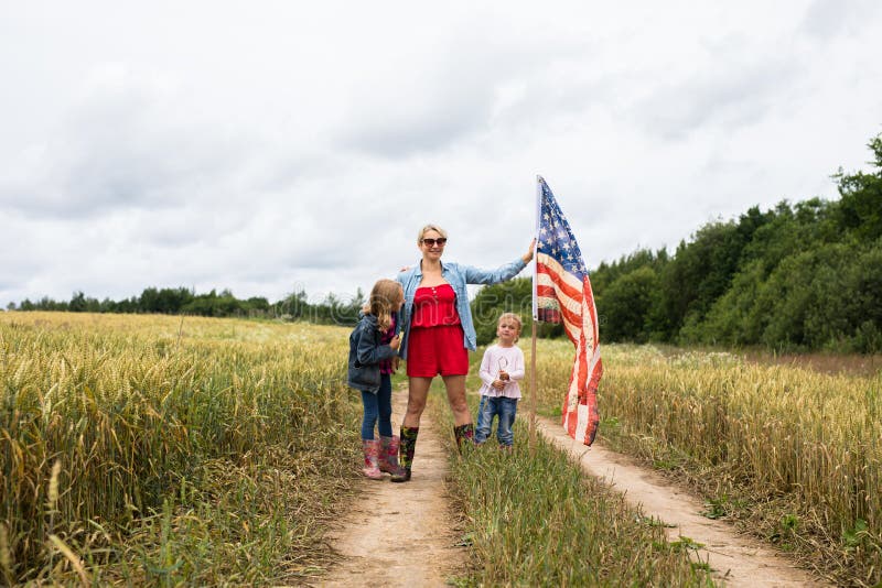 Niña con niños en el campo de juego con bandera de los estados unidos fotografía de archivo