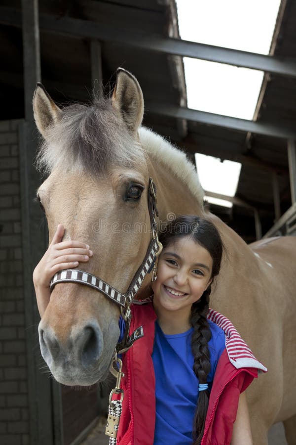 Niña con su caballo preferido fotografía de archivo Niña con su caballo preferido fotografía de archivo