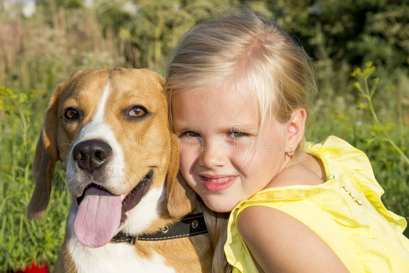 Niña con un perro fotografía de archivo libre de regalías Niña con un perro fotografía de archivo libre de regalías