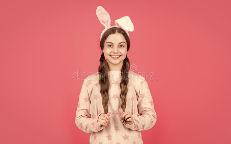 Niña de Pascua feliz en orejas de conejo y pascua de pijama foto de archivo