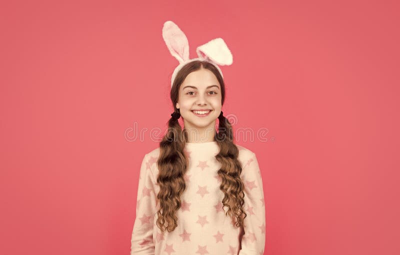 Niña de Pascua feliz en orejas de conejo y pascua de pijama fotos de archivo libres de regalías