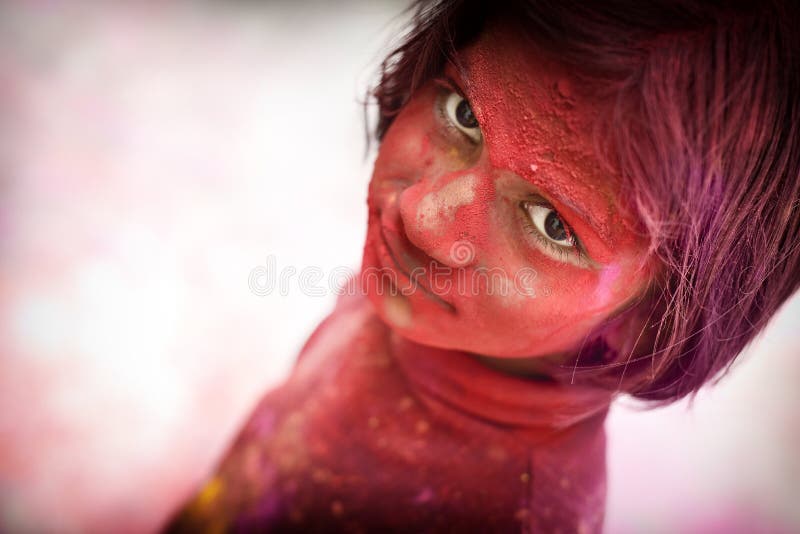 Niña durante el festival de colores en la India - ‘HOLI ‘ imágenes de archivo libres de regalías Niña durante el festival de colores en la India - ‘HOLI ‘ imágenes de archivo libres de regalías