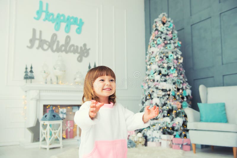 Niña emocional Feliz Año Nuevo Placer, felicidad y placer de los regalos del ` s del Año Nuevo fotografía de archivo libre de regalías Niña emocional Feliz Año Nuevo Placer, felicidad y placer de los regalos del ` s del Año Nuevo fotografía de archivo libre de regalías