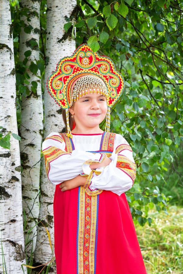 Niña en el nacional ruso sundress imagen de archivo Niña en el nacional ruso sundress imagen de archivo