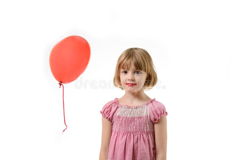 Niña en el vestido rosado que sostiene un globo imagenes de archivo Niña en el vestido rosado que sostiene un globo imagenes de archivo
