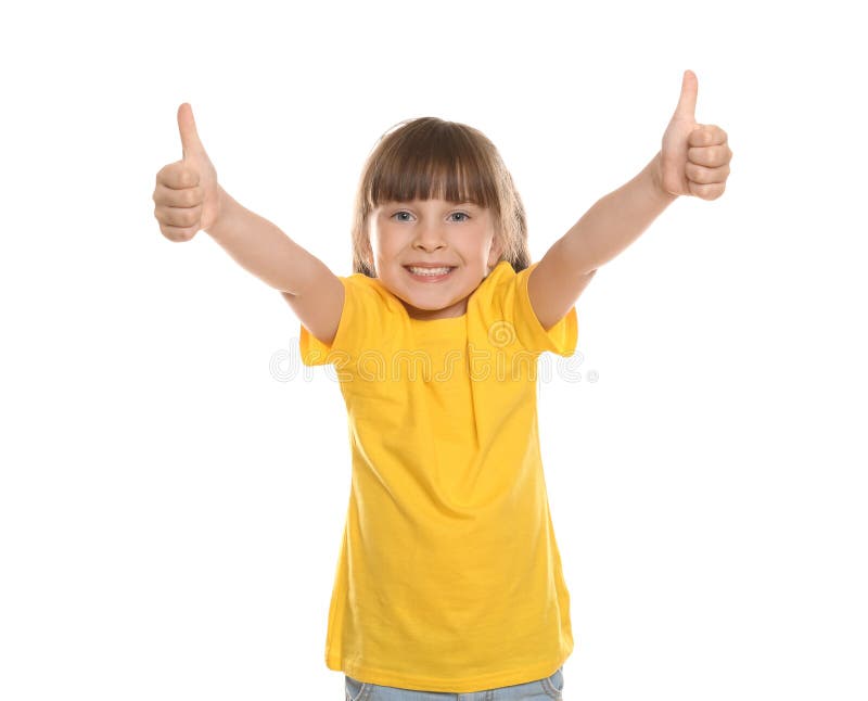 Niña en gesto del pulgar-para arriba de la demostración de la camiseta en el fondo blanco fotos de archivo libres de regalías Niña en gesto del pulgar-para arriba de la demostración de la camiseta en el fondo blanco fotos de archivo libres de regalías