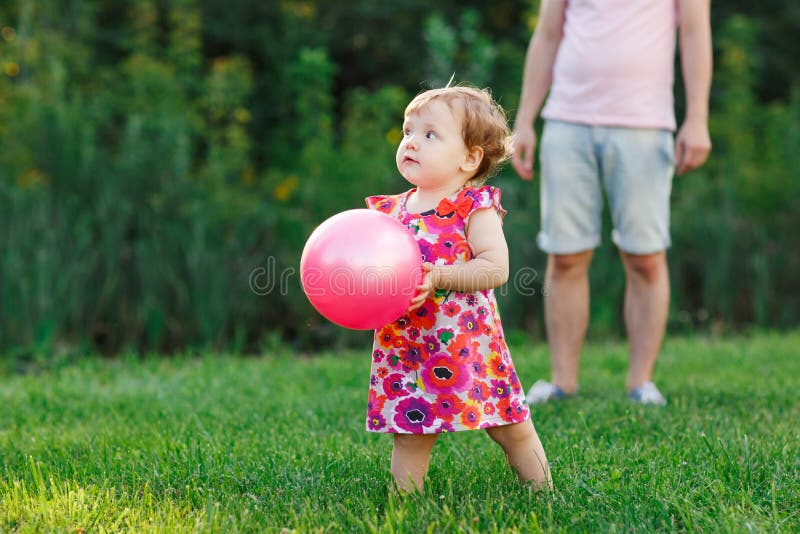 Niña en parque con la bola en manos imágenes de archivo libres de regalías Niña en parque con la bola en manos imágenes de archivo libres de regalías