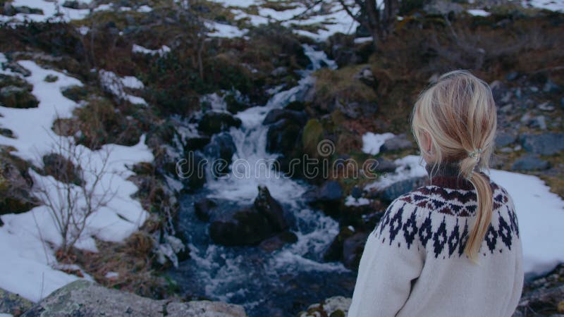 Niña en suéter nórdico viendo la corriente de invierno en los Pirineos almacen de metraje de vídeo