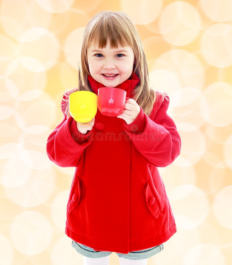 Niña encantadora en una capa roja foto de archivo libre de regalías Niña encantadora en una capa roja foto de archivo libre de regalías