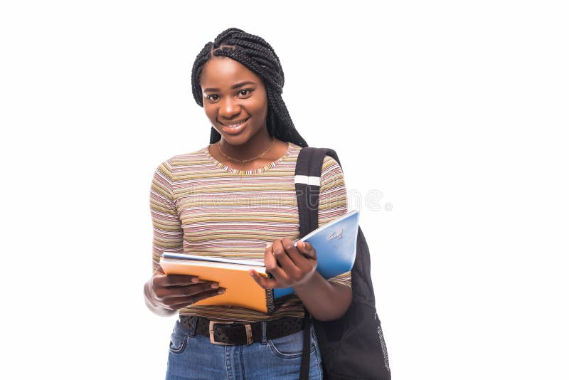 Niña estudiante afroamericana sostiene libros aislados de fondo blanco foto de archivo libre de regalías