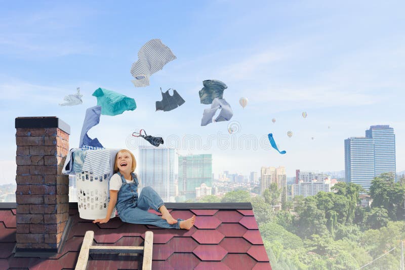 Niña feliz con ropa lavada imágenes de archivo libres de regalías