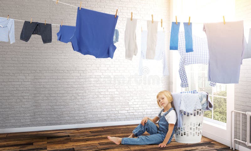 Niña feliz con ropa lavada ilustración del vector
