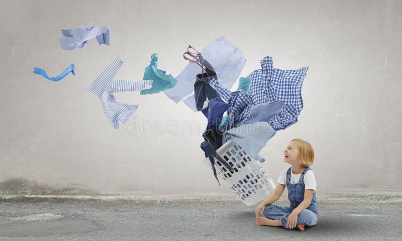 Niña feliz con ropa lavada fotografía de archivo libre de regalías