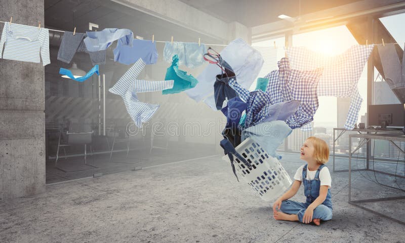 Niña feliz con ropa lavada imágenes de archivo libres de regalías