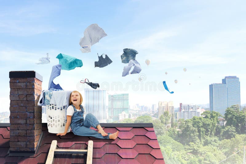 Niña feliz con ropa lavada fotografía de archivo
