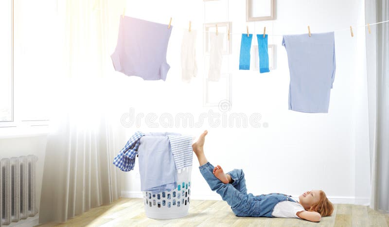 Niña feliz con ropa lavada imagen de archivo libre de regalías