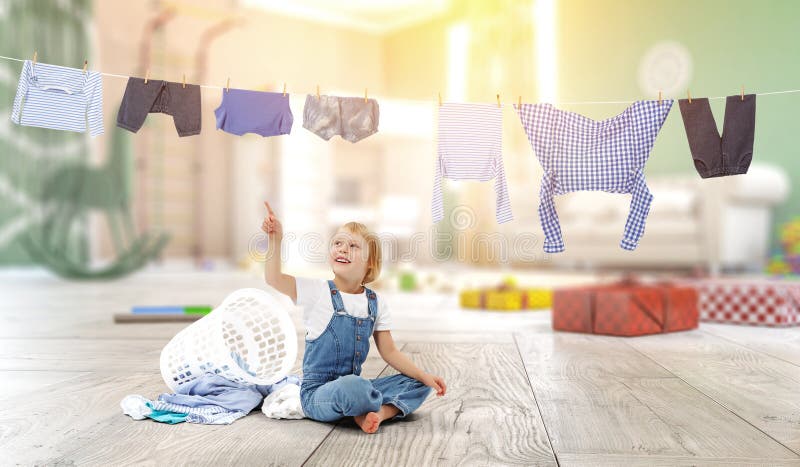 Niña feliz con ropa lavada. medios mixtos. medios mixtos imagen de archivo libre de regalías