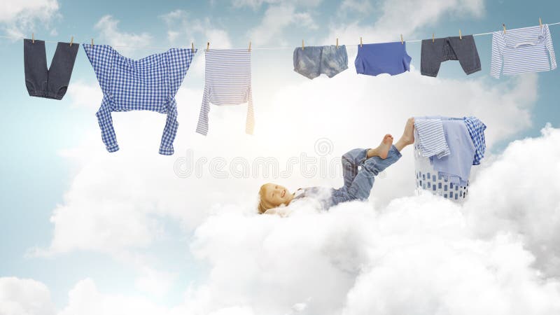 Niña feliz con ropa lavada. medios mixtos fotos de archivo libres de regalías