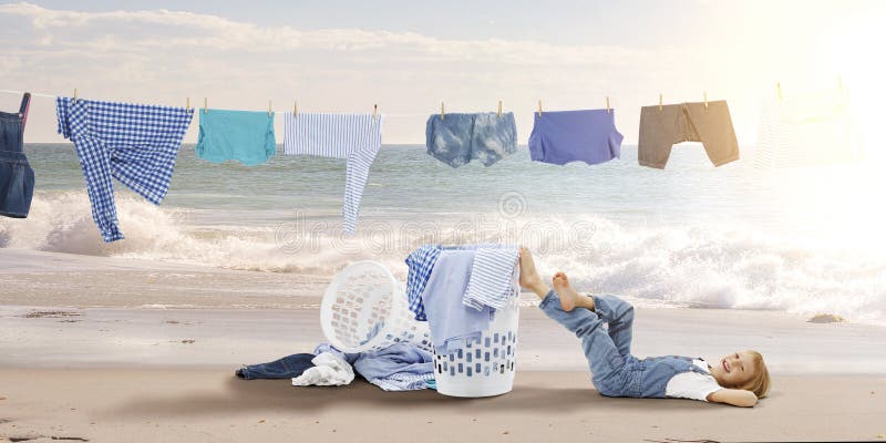 Niña feliz con ropa lavada. medios mixtos foto de archivo libre de regalías