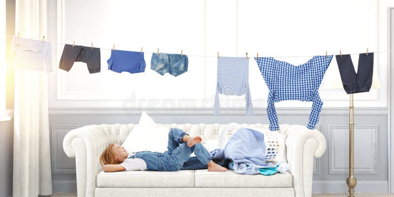 Niña feliz con ropa lavada. medios mixtos foto de archivo libre de regalías