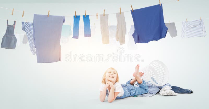 Niña feliz con ropa lavada. medios mixtos foto de archivo libre de regalías