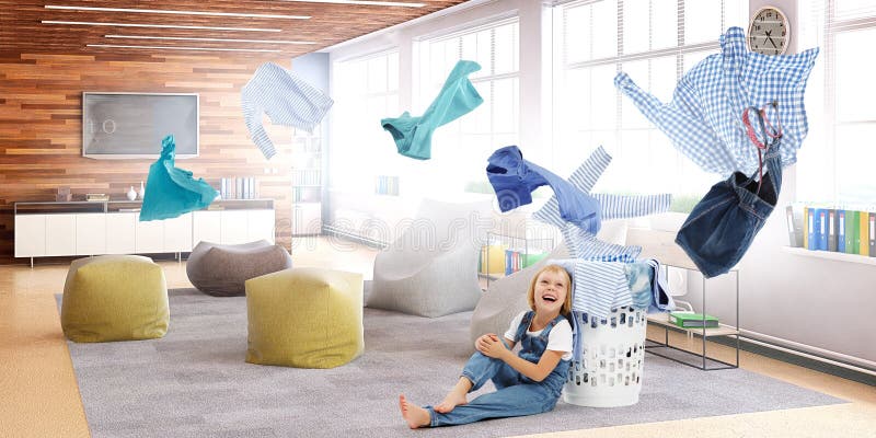 Niña feliz con ropa lavada. medios mixtos imágenes de archivo libres de regalías
