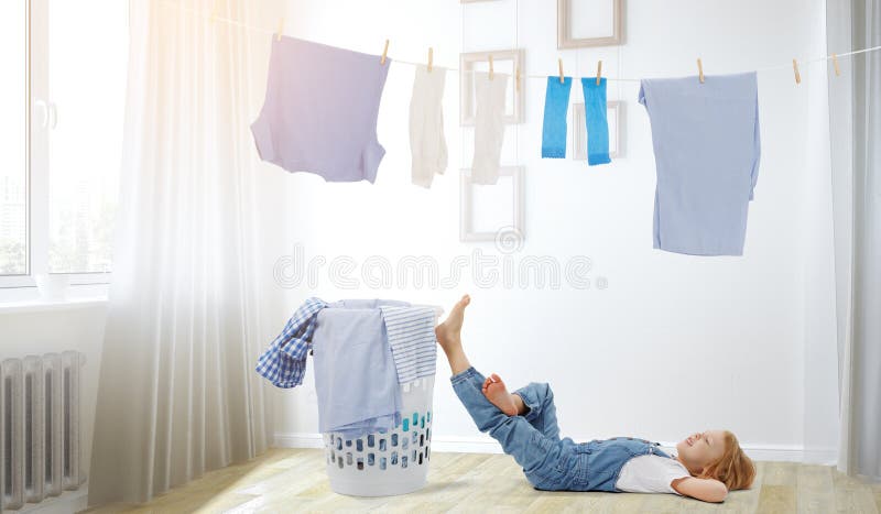 Niña feliz con ropa lavada. medios mixtos imagenes de archivo