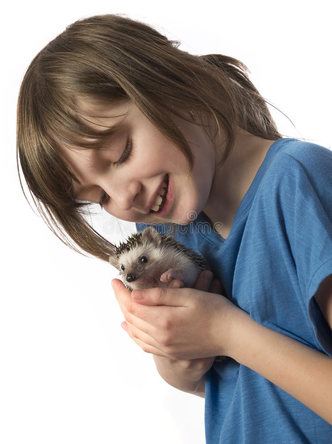 Niña feliz con su erizo enano africano del animal doméstico imagen de archivo libre de regalías Niña feliz con su erizo enano africano del animal doméstico imagen de archivo libre de regalías