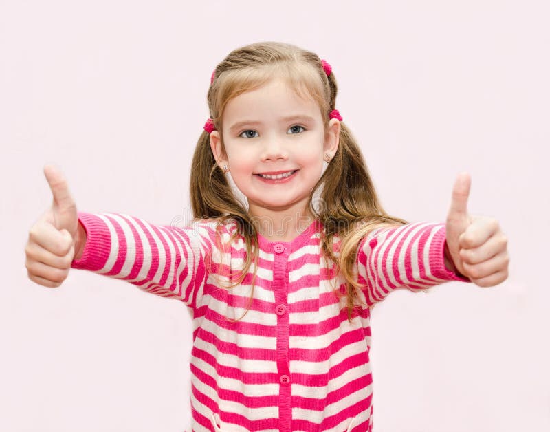 Niña feliz linda con los pulgares para arriba fotos de archivo libres de regalías