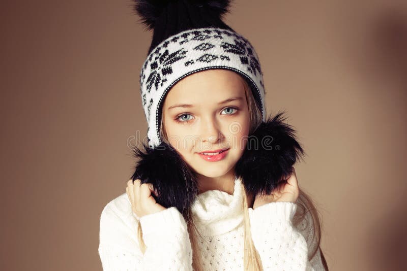Niña hermosa con el pelo rubio largo en ropa hecha punto acogedora fotos de archivo libres de regalías Niña hermosa con el pelo rubio largo en ropa hecha punto acogedora fotos de archivo libres de regalías