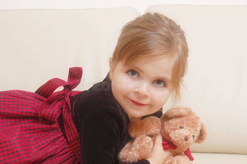 Niña linda con el oso de peluche fotos de archivo libres de regalías Niña linda con el oso de peluche fotos de archivo libres de regalías
