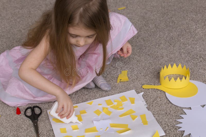 Niña linda feliz que juega con el arte y los materiales para la costura handmade Espacio para el texto fotografía de archivo