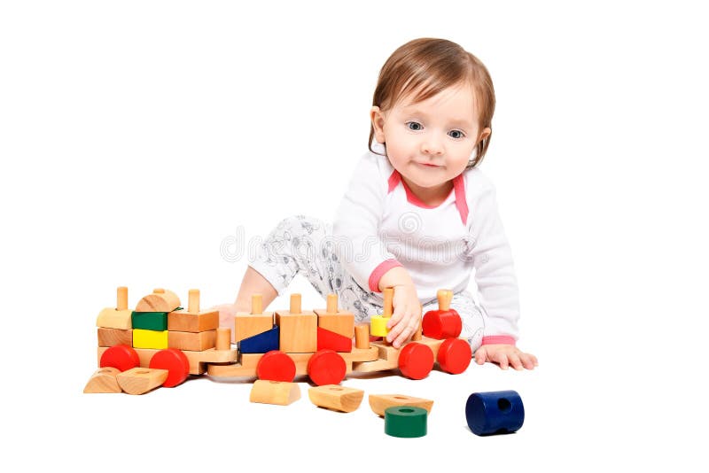 Niña linda que juega con el tren de madera imagenes de archivo Niña linda que juega con el tren de madera imagenes de archivo
