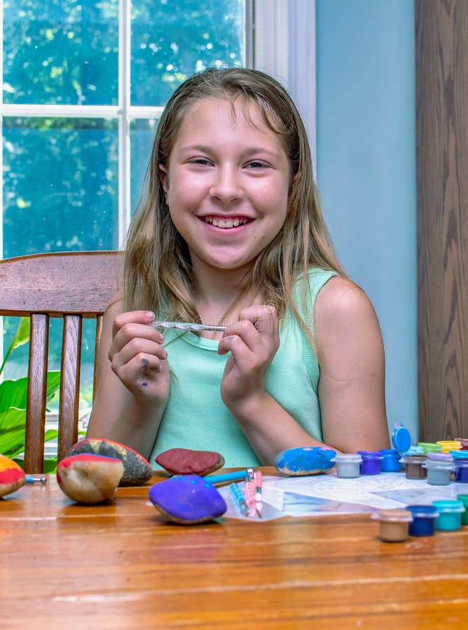 Niña orgullosa muestra su arte imagenes de archivo