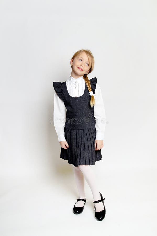 Niña pequeña posando con uniforme escolar fotos de archivo libres de regalías