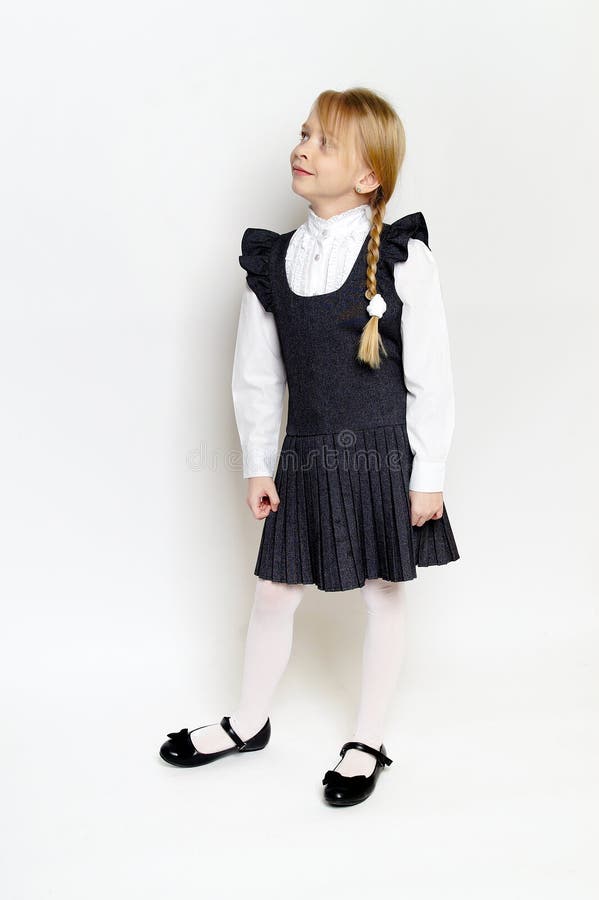 Niña pequeña posando con uniforme escolar fotos de archivo libres de regalías