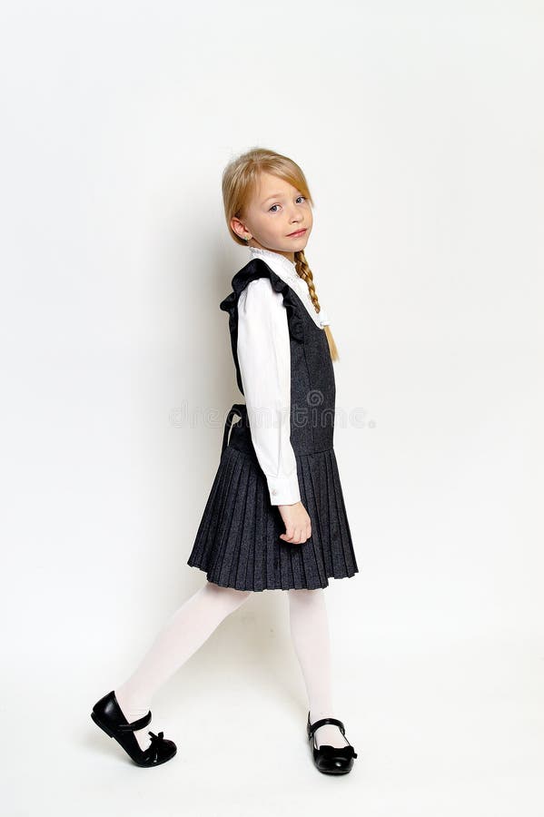 Niña pequeña posando con uniforme escolar fotos de archivo libres de regalías