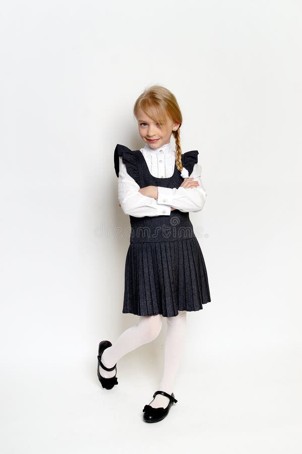 Niña pequeña posando con uniforme escolar fotos de archivo libres de regalías
