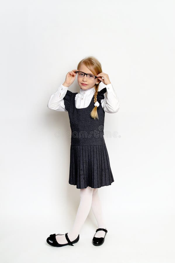 Niña pequeña posando con uniforme escolar fotos de archivo libres de regalías