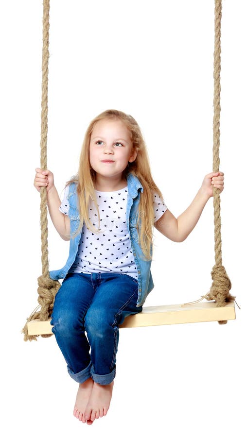Niña que balancea en un oscilación fotos de archivo libres de regalías Niña que balancea en un oscilación fotos de archivo libres de regalías