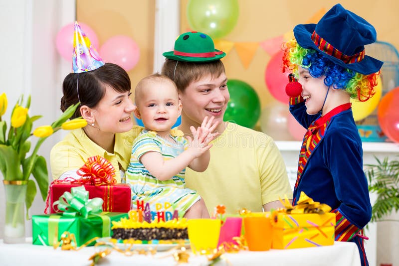 Niña que celebra cumpleaños con los padres imagenes de archivo Niña que celebra cumpleaños con los padres imagenes de archivo