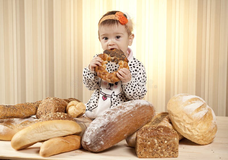 Niña que come el pan foto de archivo. Imagen de trigo 27933176