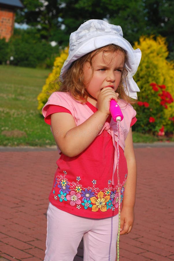 Niña que finge a un cantante fotografía de archivo libre de regalías Niña que finge a un cantante fotografía de archivo libre de regalías
