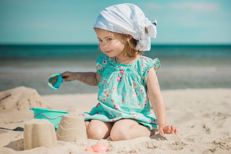 Niña Que Juega Con La Arena En La Playa Foto De Archivo Imagen De