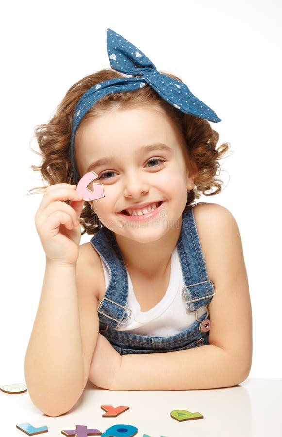 Niña que juega en el alfabeto. Muestra la letra G. fotos de archivo Niña que juega en el alfabeto. Muestra la letra G. fotos de archivo