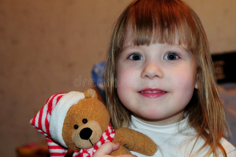Niña que presenta para el fotógrafo imágenes de archivo libres de regalías Niña que presenta para el fotógrafo imágenes de archivo libres de regalías