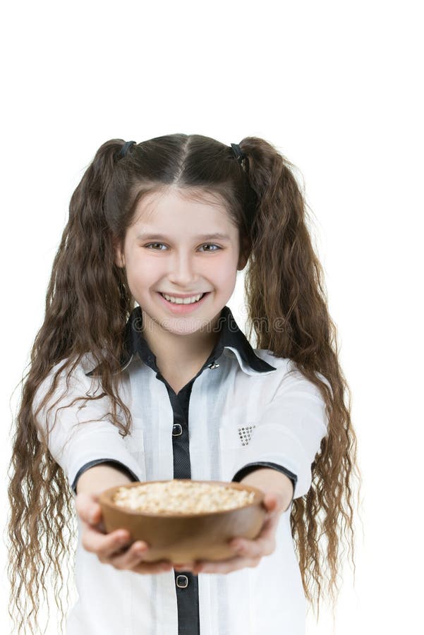 Niña que sostiene el cuenco con sésamo fotografía de archivo libre de regalías Niña que sostiene el cuenco con sésamo fotografía de archivo libre de regalías