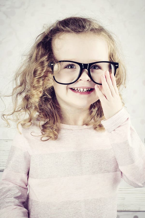 Niña sonriente con los vidrios fotografía de archivo libre de regalías Niña sonriente con los vidrios fotografía de archivo libre de regalías