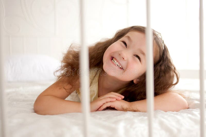 Niña sonriente que despierta fotografía de archivo Niña sonriente que despierta fotografía de archivo